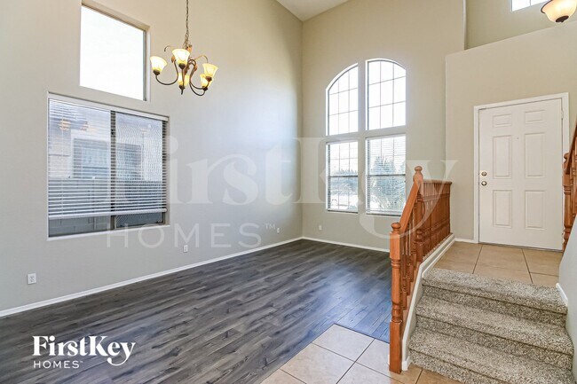 Building Photo - 725 W Desert Basin Dr