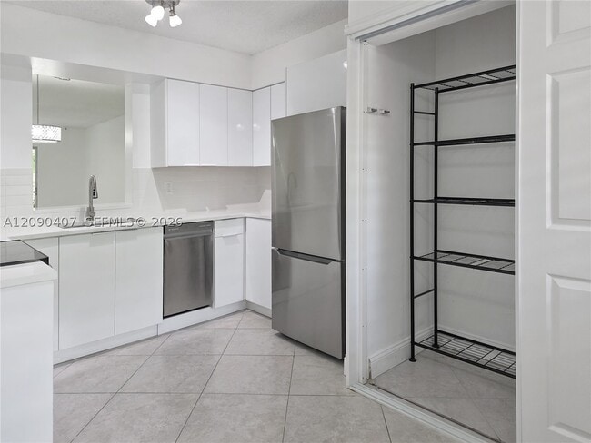 Building Photo - 2212 S Cypress Bend Dr