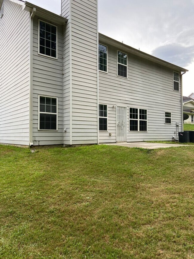 Foto del edificio - 4BR Home w/ Fireplace + 2-Car Garage in Snellville