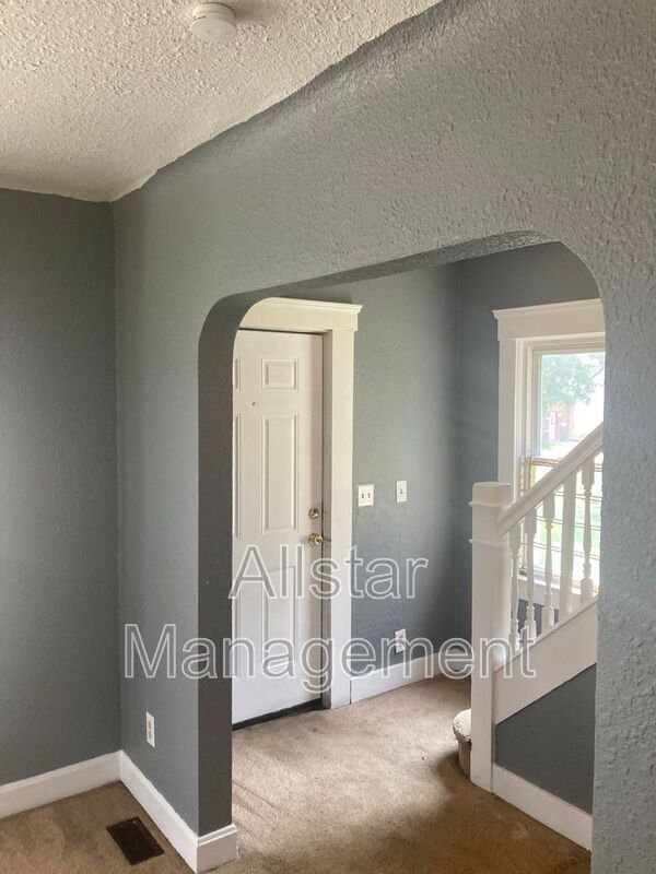 Building Photo - 14221 Darley Ave