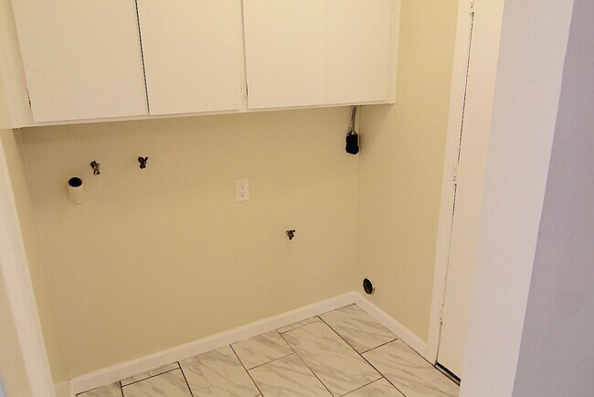 Foto del edificio - 18507 Burin Ave