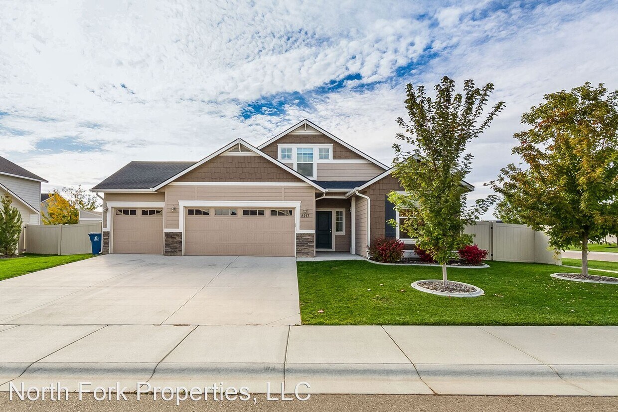 Foto principal - 3 br, 2 bath House - 2217 N Penny Lake Ave