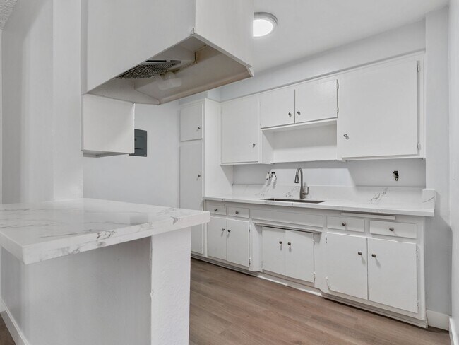 Building Photo - 811 Gardenia Ave
