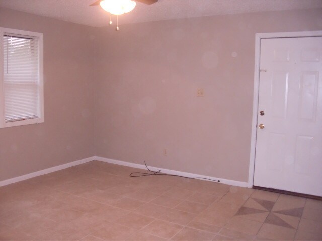 Building Photo - 2821 Kirkwood Cir