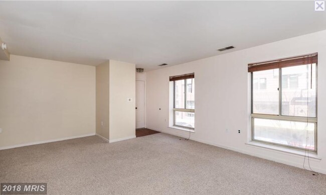 Building Photo - 606 S Charles St