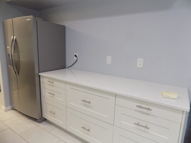 Building Photo - Nice Updated 4 bedroom house with first floor primary bedroom/Bathroom