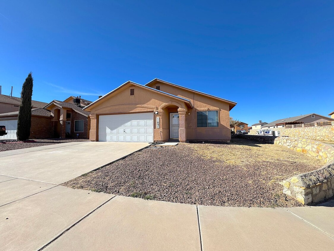 Foto principal - Northeast El Paso 3 Bed Refrig A/C with bo...