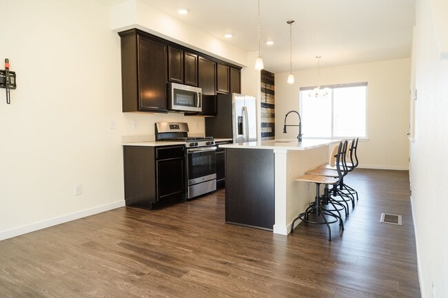 Building Photo - Nice, Clean 2 bedroom townhome with 2 prim...