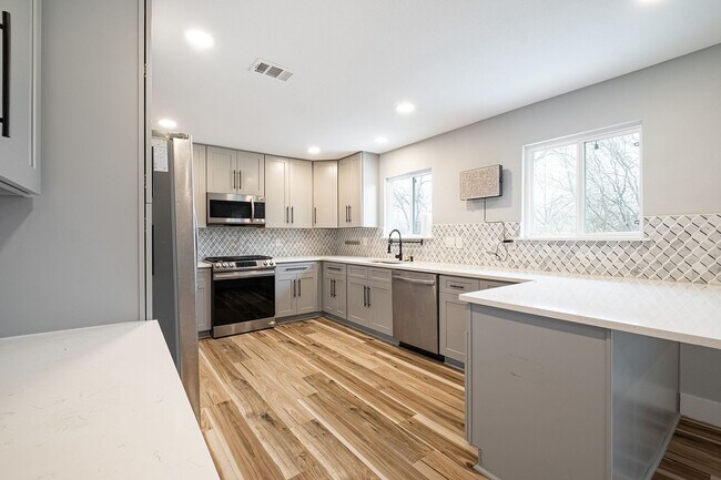 Building Photo - Modern Comfort with a Prime Location