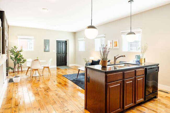 Building Photo - 400 E 13th St