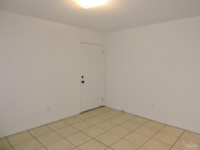 Building Photo - 119 N Reus St