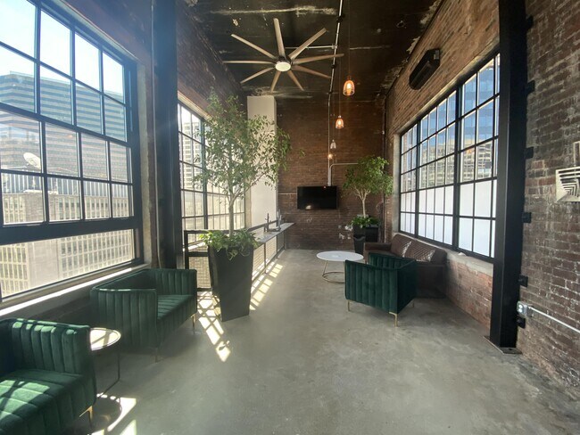 Building Photo - 126 E 6th St