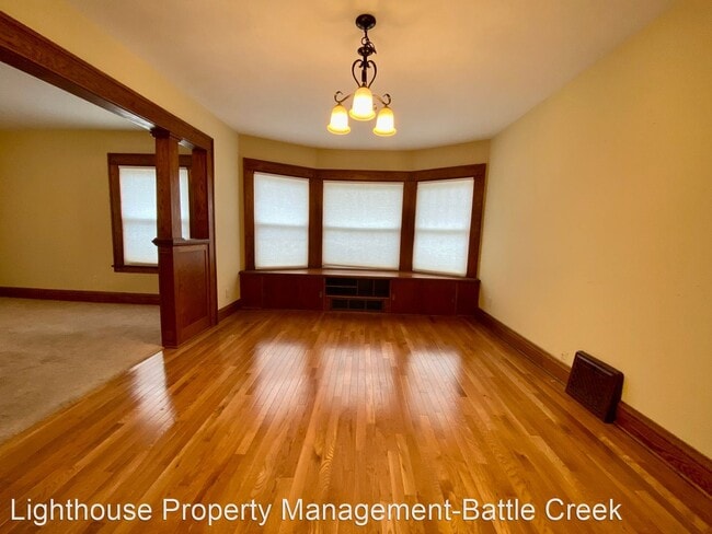 Building Photo - 4 br, 2 bath House - 137 N Wabash Ave