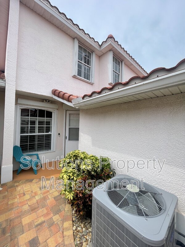 Building Photo - 250 St Lucie Ln