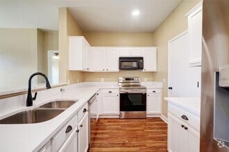 Building Photo - 136 Holmstrom St