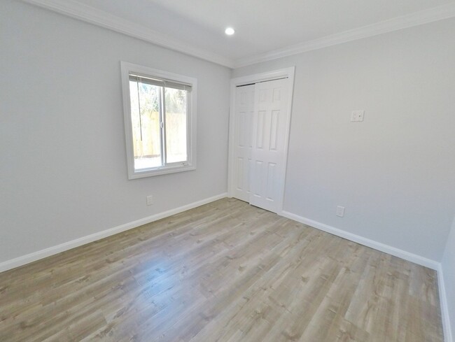 Building Photo - Remodeled 2BR in NOBE w/ In-Unit Laundry, ...