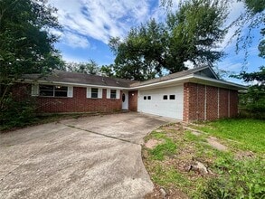 Building Photo - 2013 Oaklawn Dr
