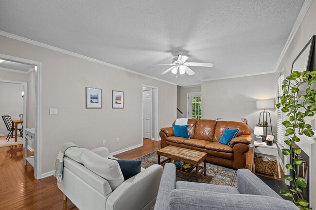 Building Photo - Gorgeous 3 Bedroom Traditional Home Locate...