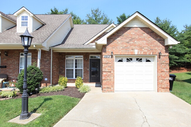 Building Photo - 2207 Stanford Ct