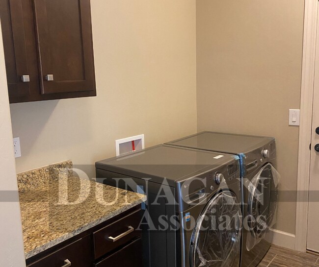 Foto del edificio - 3 Bedroom, 2 Bath - Partially Furnished!!!