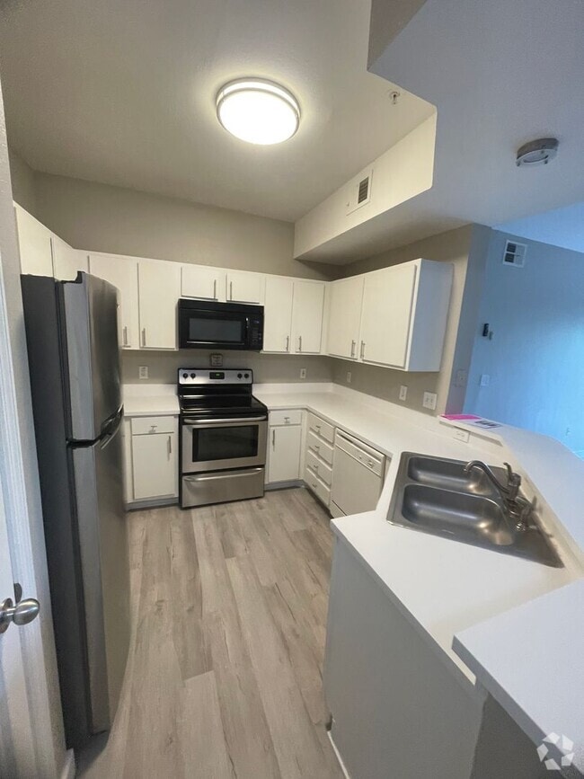 Building Photo - 2025 Erving Cir