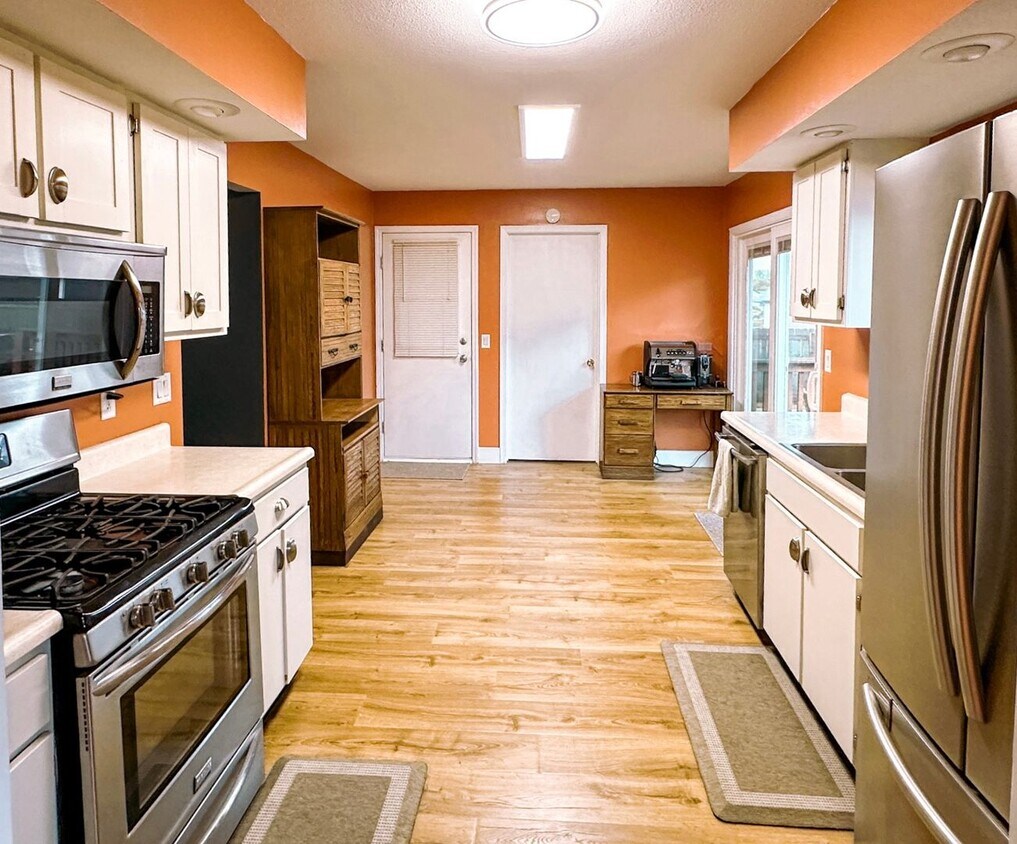 Primary Photo - Beauitful Spacious Home