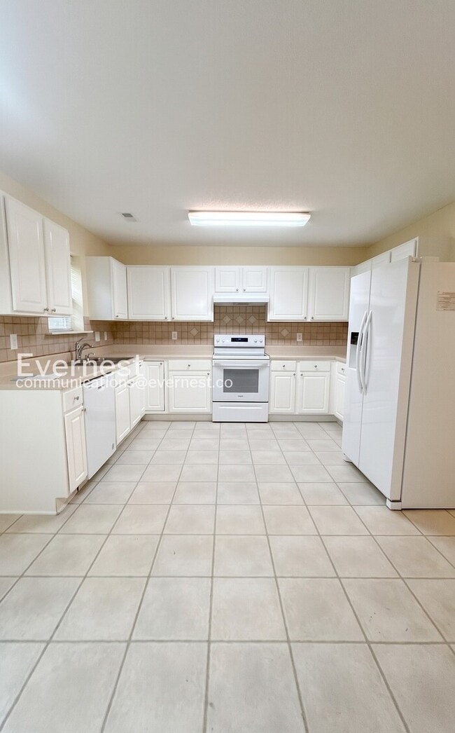 Building Photo - 4 Bed, 2.5 Bath Home with Garage / Pet-Friendly / Vouchers Accepted / Available Now!