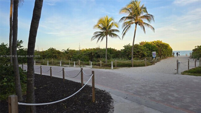 Foto del edificio - 8415 Harding Ave