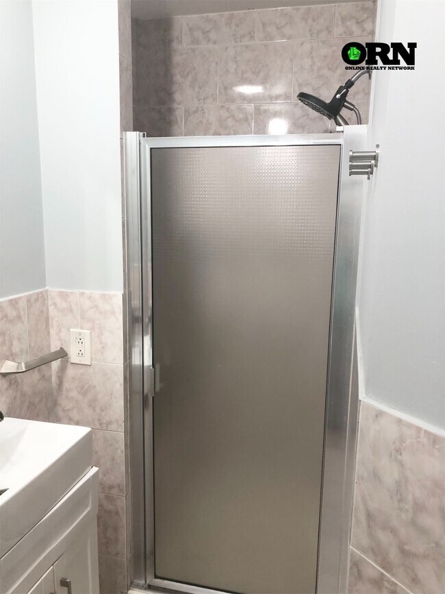 Foto del edificio - 66-30 Central Ave