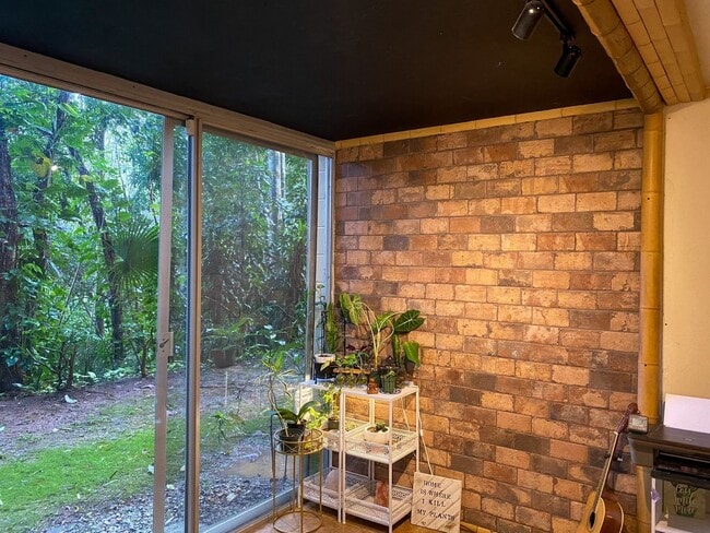 Foto del edificio - Pet Friendly 2-Bedroom, 1-Bath, 2-Parking ...