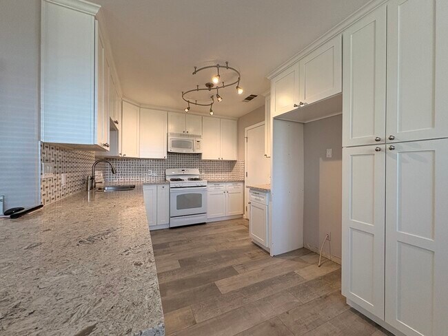 Foto del edificio - Beautifully Updated 3/2! Backyard, 2 Car Garage! Modern and Clean!