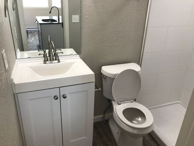 Building Photo - Gorgeous Studio remodel!