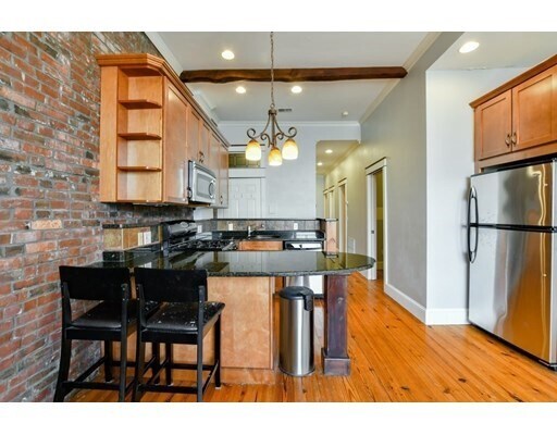 Foto del edificio - 412 E 3rd St