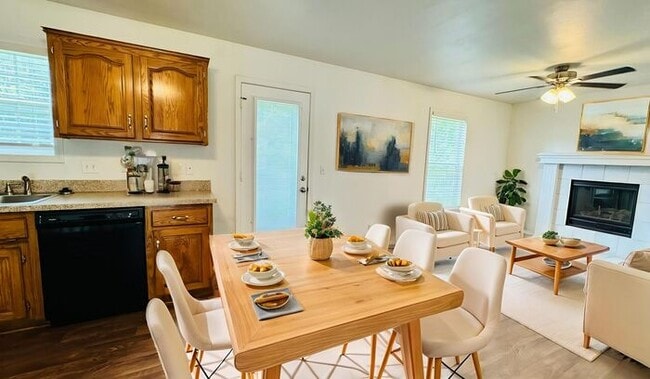 Building Photo - Creekwood Park Townhomes - Available Now with discounted rent