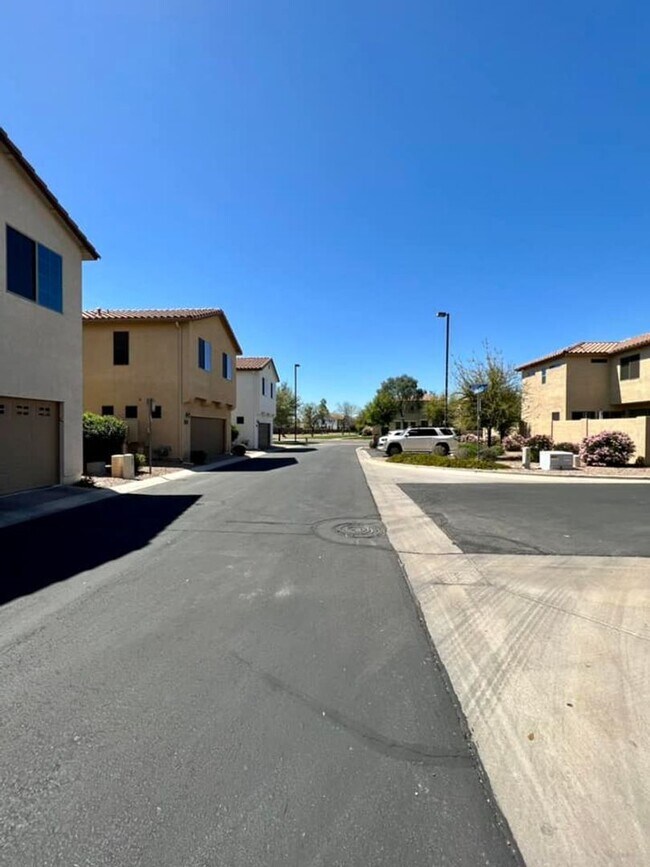 Foto del edificio - 3-bedroom plus den or 4 bedroom in Power R...