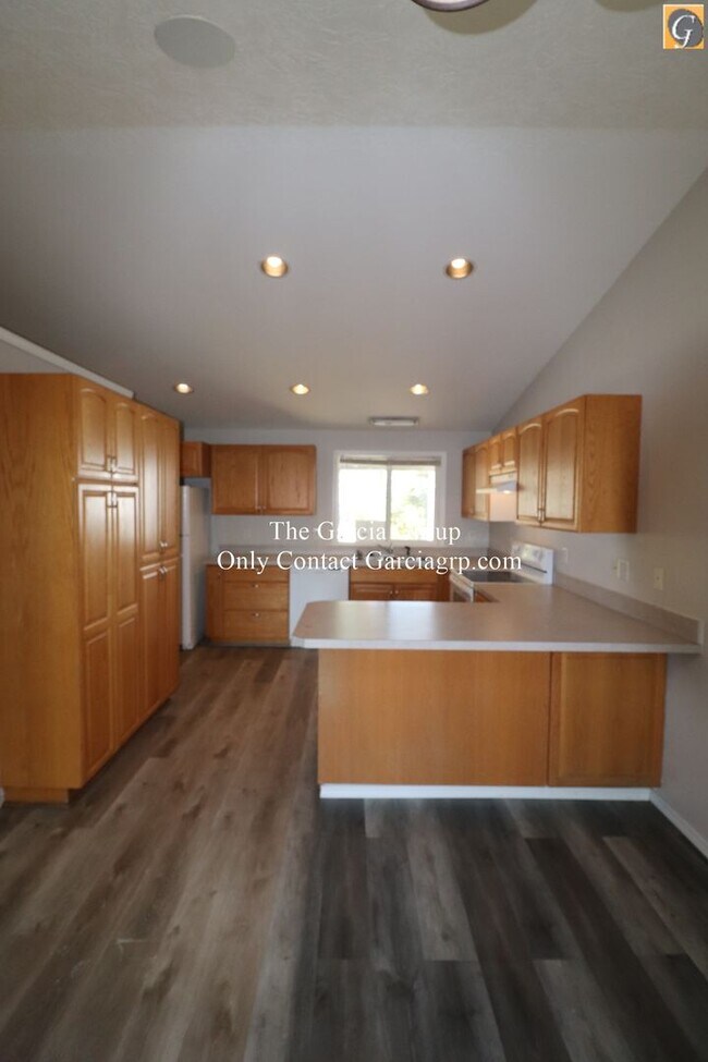 Building Photo - Recently Renovated 3 bed 2 bath NE Home!
