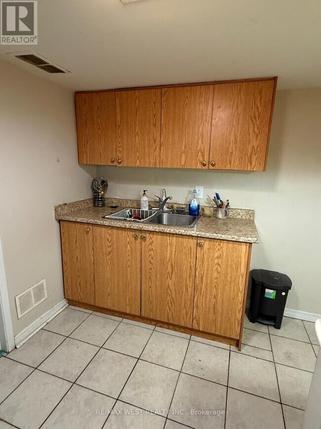 Photo du bâtiment - 49 Sandmere Ave