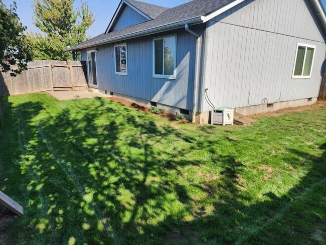 Building Photo - Newly updated 3-bedroom, 2-bathroom duplex...