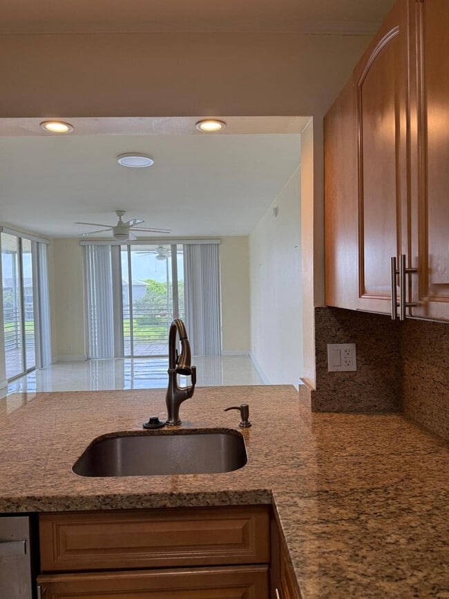 Foto del edificio - 9420 Poinciana Pl
