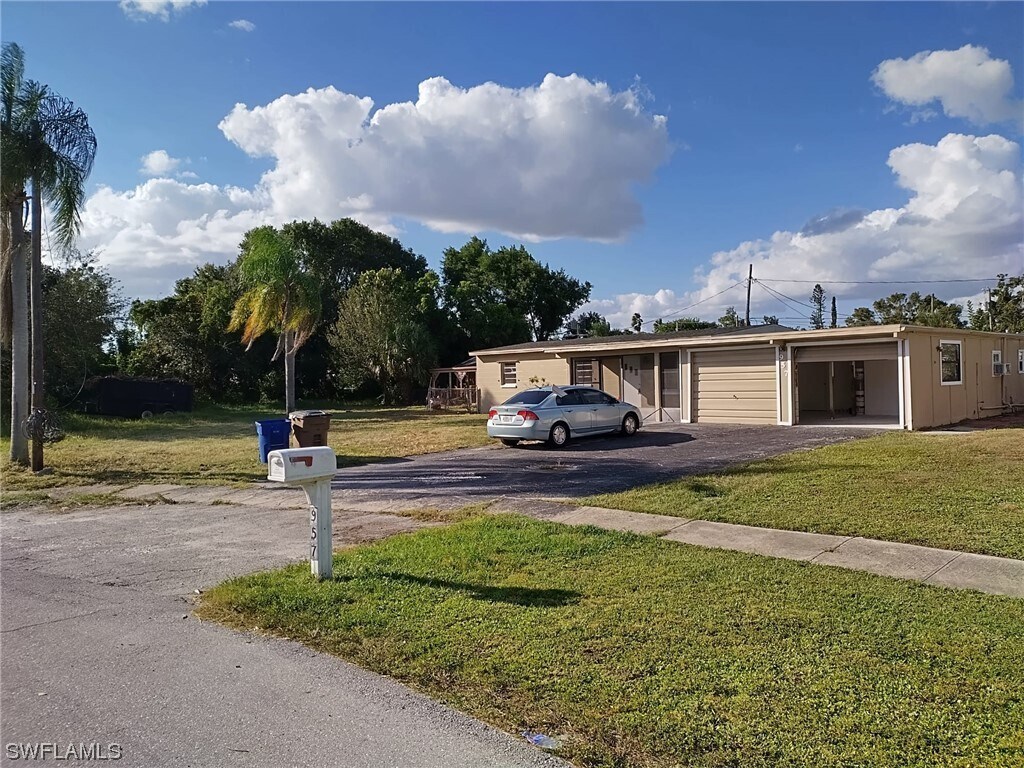 957 Lakeview Dr, North Fort Myers, FL 33903 House Rental in North