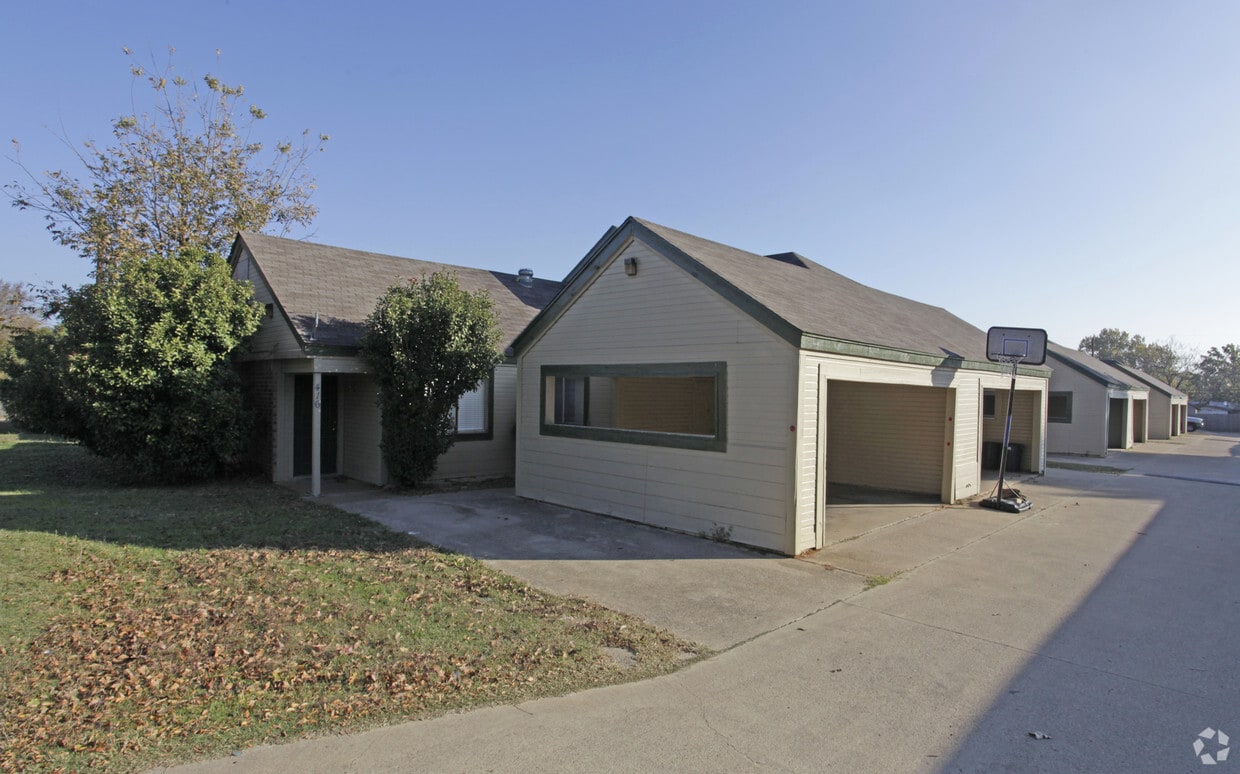 Building Photo - North Bend Townhomes