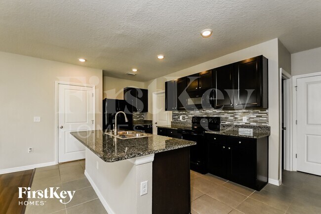 Building Photo - 11010 Leland Groves Dr