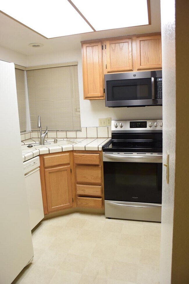 Kitchen Stove & Microwave - 3701 Blackford Ave