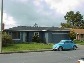 Building Photo - 2055 Lewis Ave