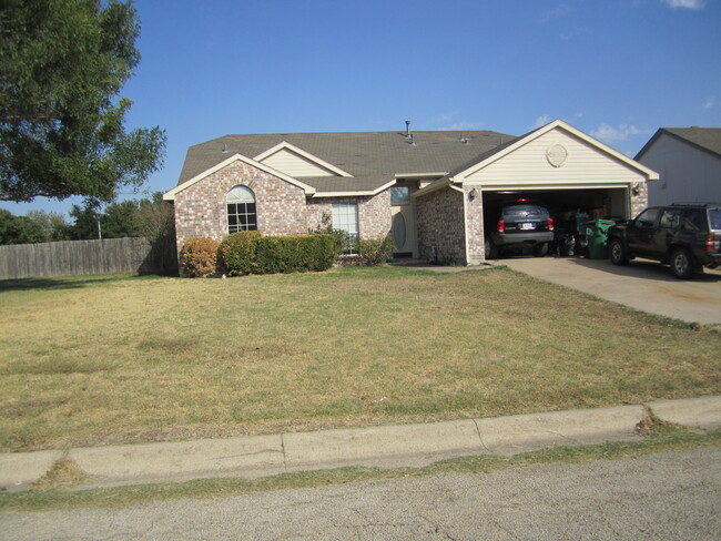 Building Photo - 2212 Carriage Hill