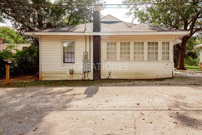 Primary Photo - 111 Larch Cir