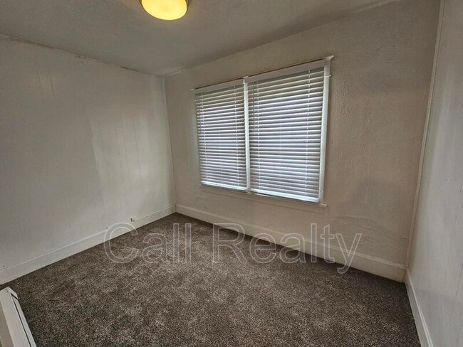 Building Photo - 1423 W Maxwell Ave