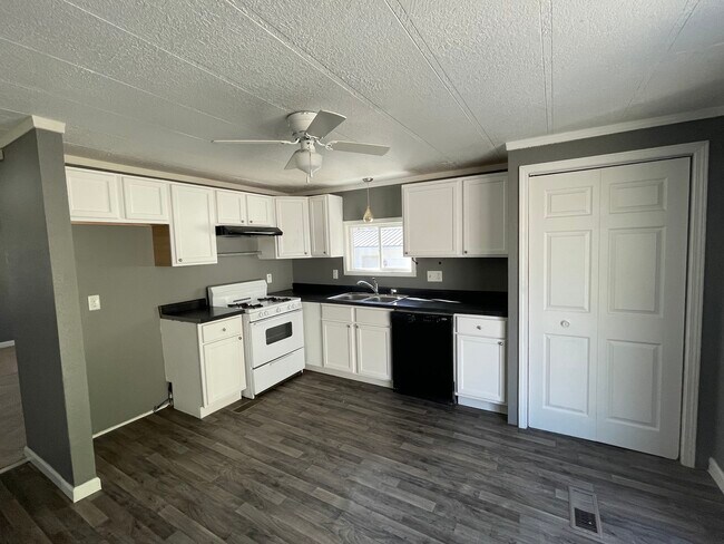 Building Photo - 122 Countryside Ln