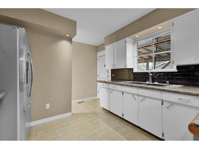 Photo du bâtiment - 18338-18374 74 Ave