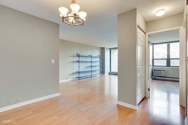 Living Room - 2740 N Pine Grove Ave